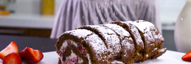 Niño envuelto de chocolate relleno con fresas