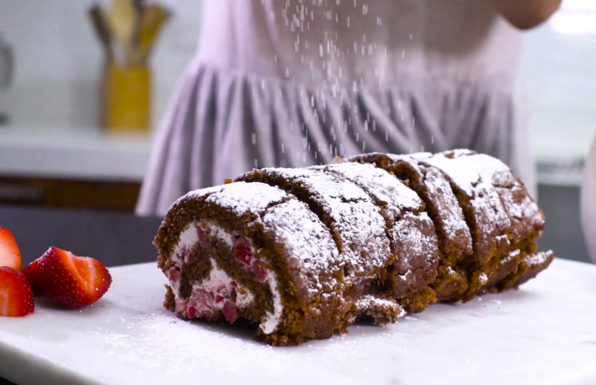 Niño envuelto de chocolate relleno con fresas | Delination