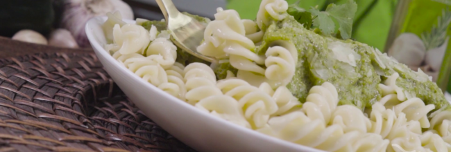 Pasta de tornillo en crema de chile poblano