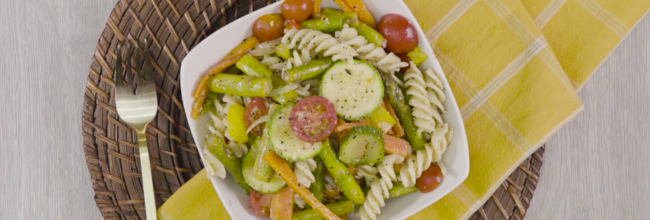 Ensalada primavera con pasta tornillo