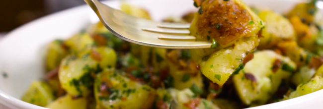 Papas al horno con ajo y tocino