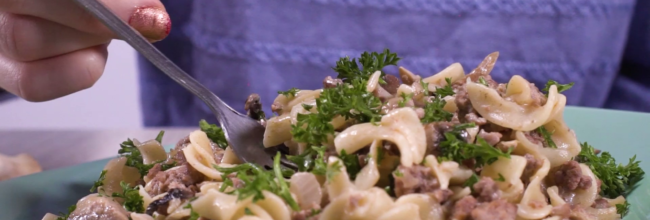 Pasta fusilli con carne y champiñones