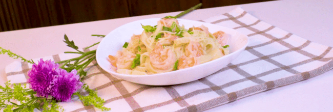 FETUCCINE ALFREDO CON CAMARONES