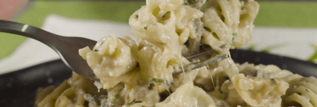 PASTA DE COLORES CON POLLO Y CHAMPIÑONES