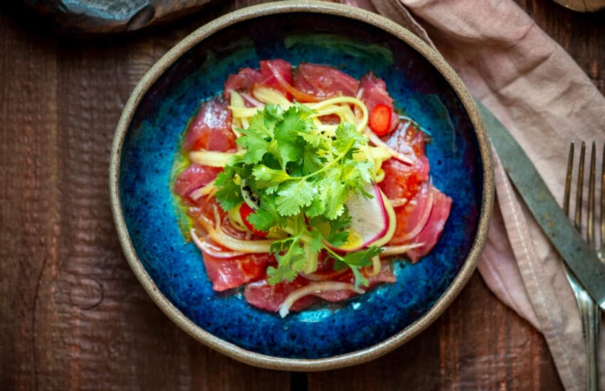 Sashimi de atún tropical