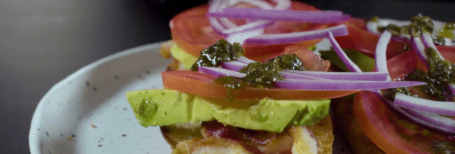 TOAST DE AGUACATE Y TOCINO