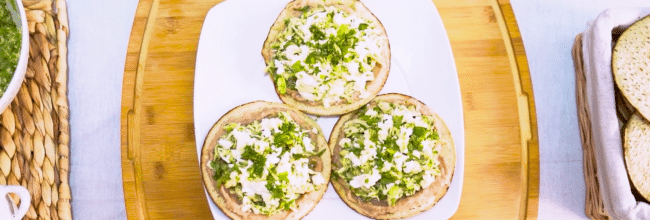 TOSTADAS DE POLLO EN SALSA VERDE