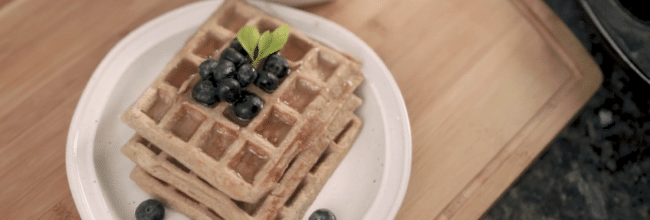 WAFFLE DE AVENA CON MORAS