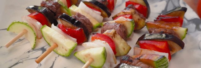 brochetas de carne con verduras