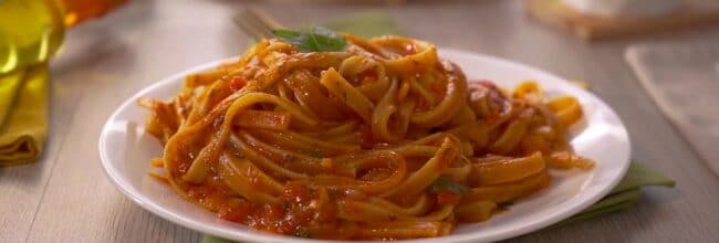 Fetuccini en olla con salsa de tomate