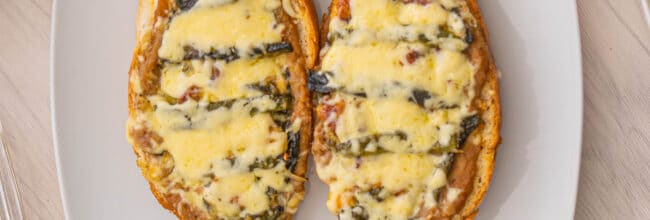 molletes gratinados con rajas poblanas