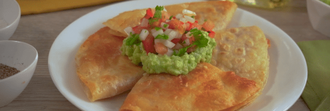 quesadillas fritas de frijol con aguacate