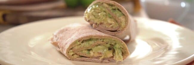 Burritos de pan pita con pollo y aguacate