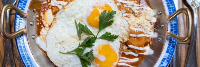 enchiladas en torre con huevo estrellado