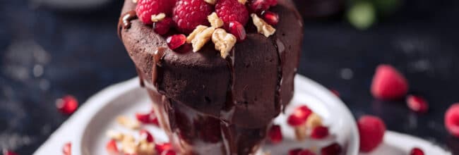 mug cake de chocolate con frutos rojos