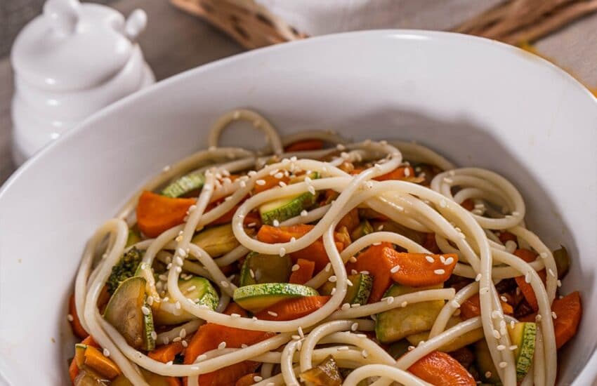 vegetales en salsa de soya con espagueti