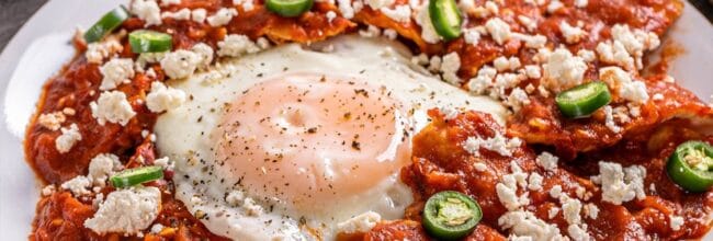 Chilaquiles en salsa de guajillo