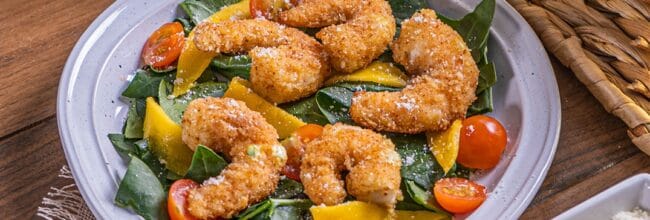 ensalada de mango con camarones empanizados