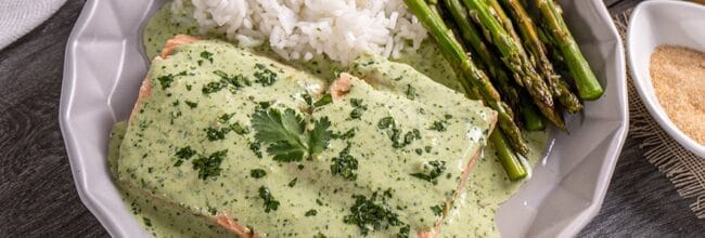 salmón en crema de cilantro