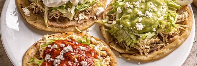 sopes tricolor de pollo