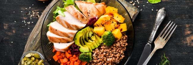 bowl de pollo con quinoa