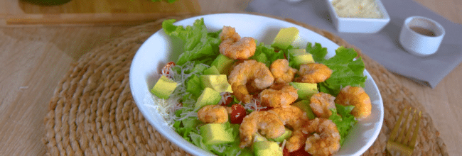 ensalada con camarones empanizados