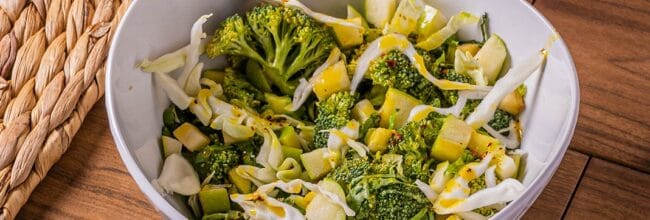 ensalada de col con manzana verde