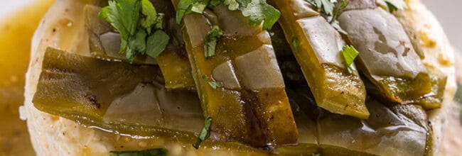 queso panela con nopales en salsa verde