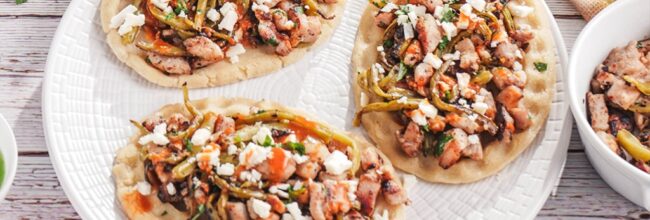 Huaraches con carne de puerco y nopales