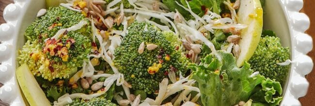 ensalada de brócoli con aderezo de mostaza