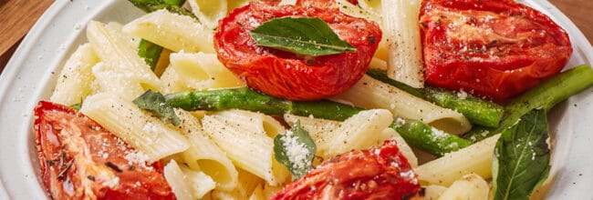 pasta con espárragos y tomate deshidratado