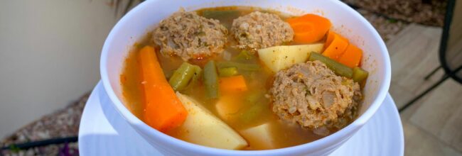 caldo de albóndigas de res