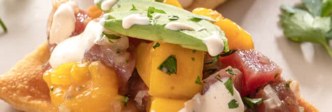 tostaditas de ceviche de atún con mango