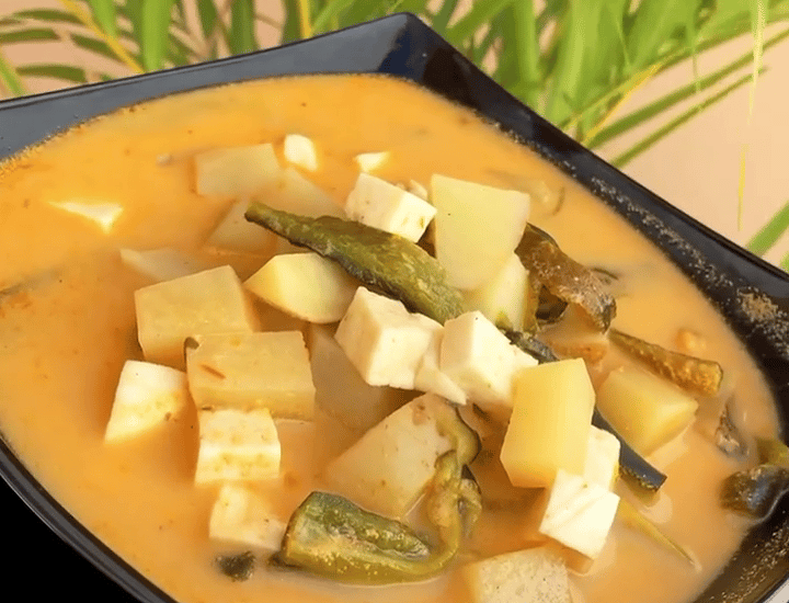 caldo de papa, queso y chile