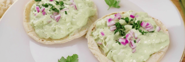 gorditas de pollo en crema de aguacate