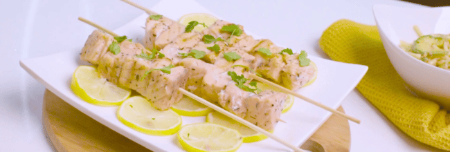 Brochetas de salmón provenzal