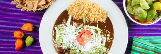 Enchiladas de mole con arroz