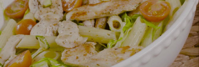 Ensalada con pasta y pollo