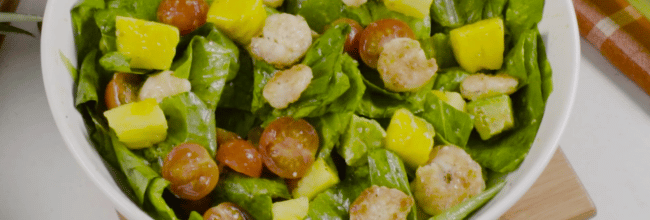 Ensalada tropical de camarón con aguacate