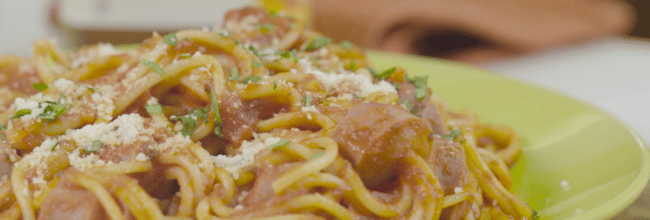 Fideos con salchicha en salsa de tomate