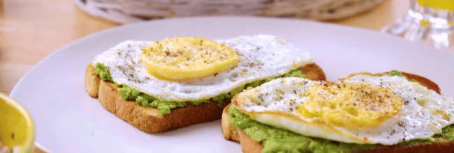 Toast de aguacate con huevo estrellado