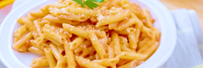 Pasta en salsa de tomate con vodka