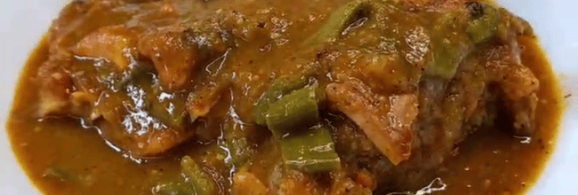 muslos de pollo en salsa verde con nopales