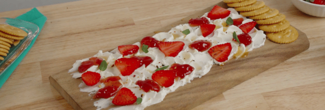 tabla de queso con fresas