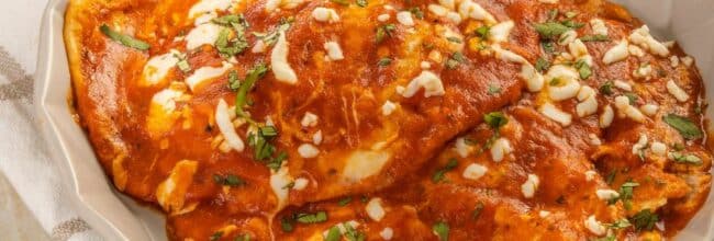 Huevos ahogados en salsa roja