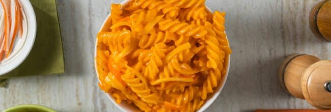 Pasta en salsa roja con surimi