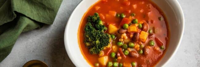 Sopa de tomate con verduras