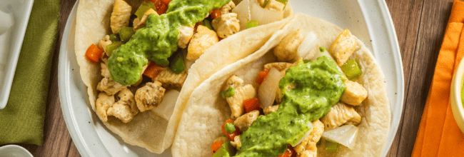 Tacos de pollo en salsa de aguacate