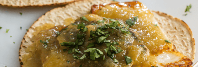 Tostada de panela con champiñones