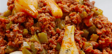 Carne molida con nopales y chile colorado